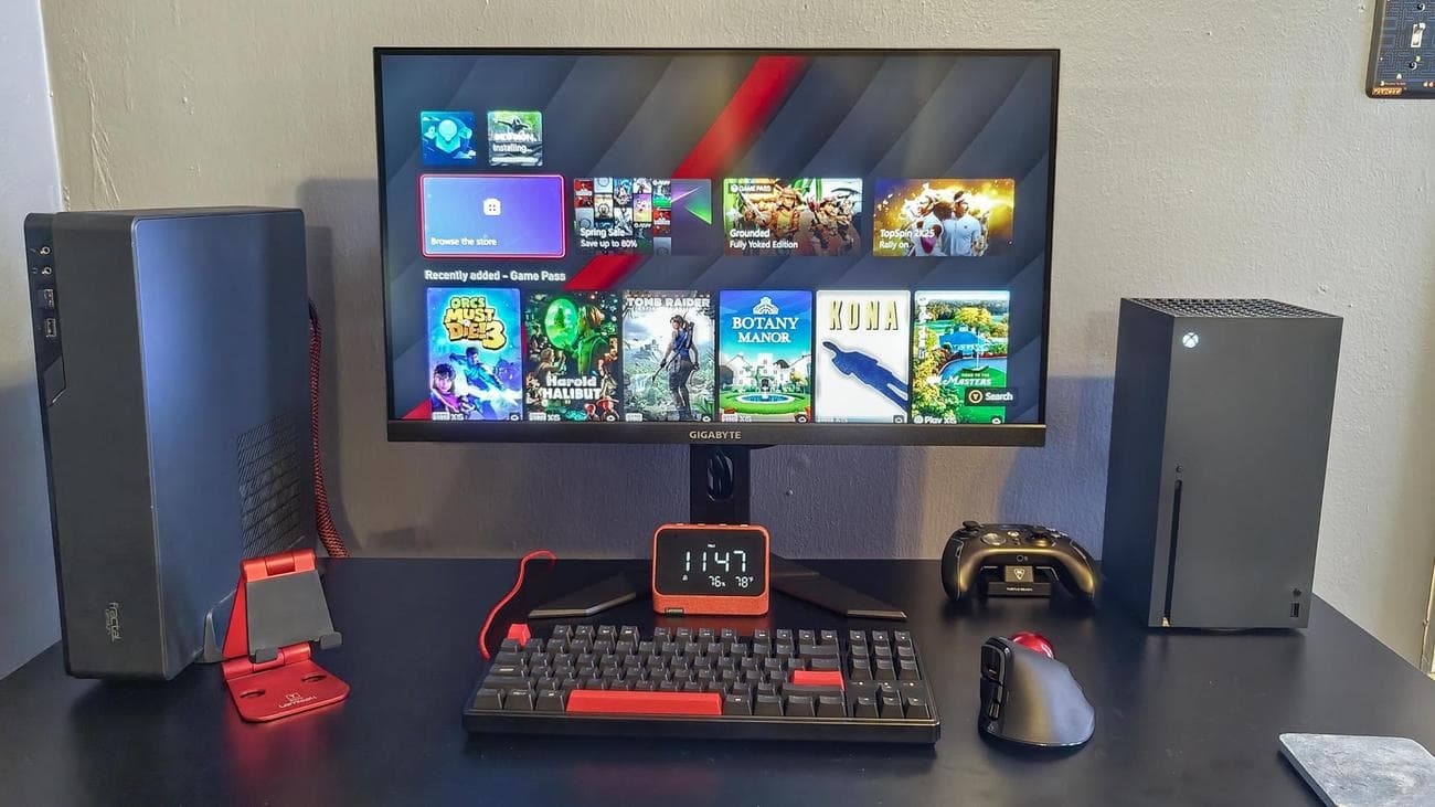 Ένα Xbox Series X σε ένα γραφείο δίπλα σε έναν υπολογιστή
