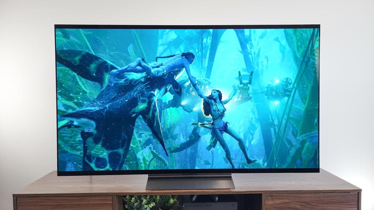 Τηλεόραση LG C4 OLED που εμφανίζεται σε ένα σαλόνι