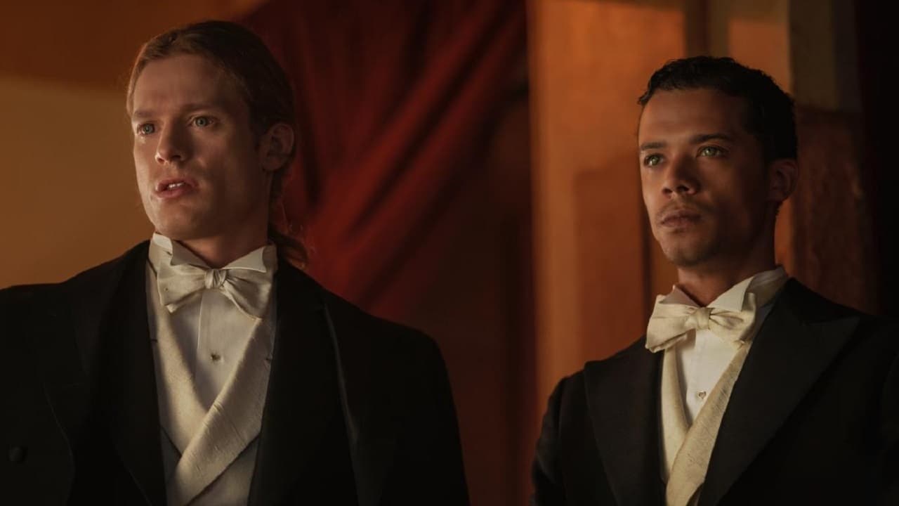 Οι βρικόλακες Lestat (Sam Reid) και Louis (Jacob Anderson) στη συνέντευξη με τον βαμπίρ