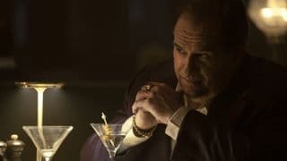 Ο Oswald Cobblepot έσφιξε τα χέρια του σε ένα τραπέζι εστιατορίου στην τηλεοπτική εκπομπή The Penguin στο Max