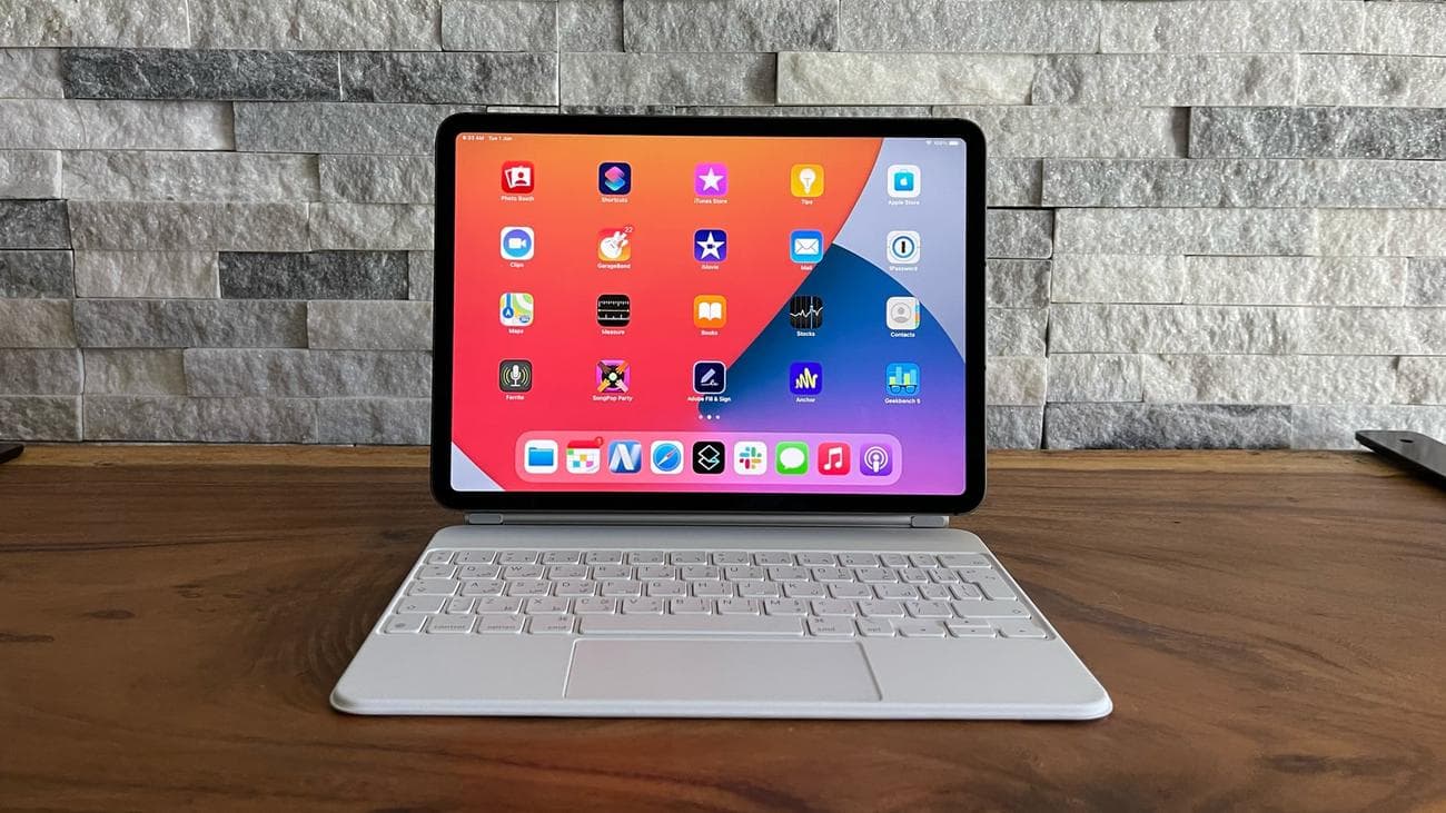 Ένα Apple iPad Pro 11 (2021) σε τραπέζι, με πληκτρολόγιο