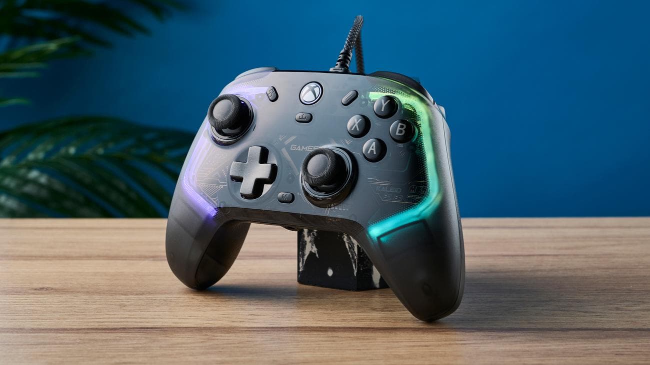 Το ενσύρματο χειριστήριο Xbox/PC του GameSir Kaleid σε ένα ξύλινο γραφείο, στηριγμένο σε μια μαρμάρινη βάση.