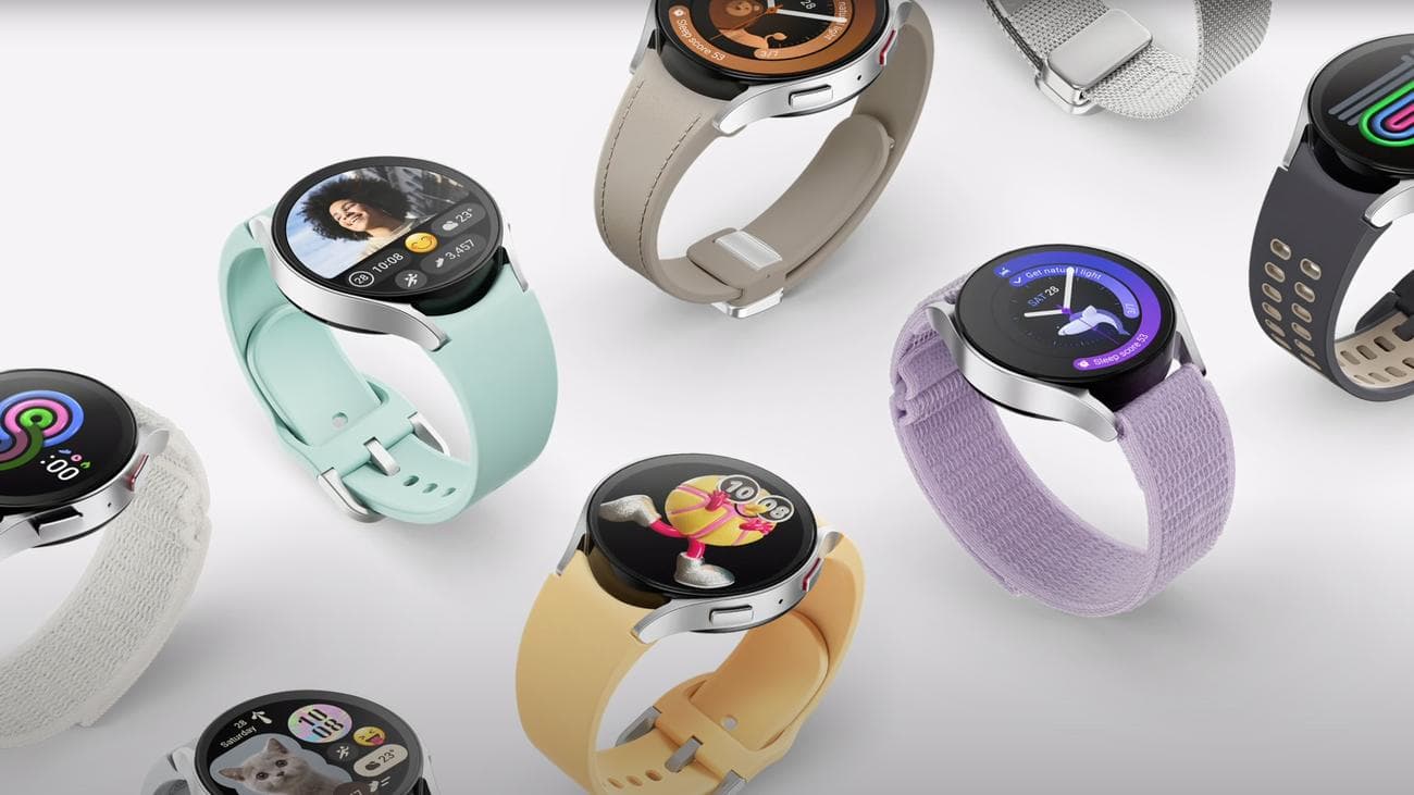 Μια σειρά από ρολόγια Samsung Galaxy Watch 6 που κάθεται σε ένα τραπέζι