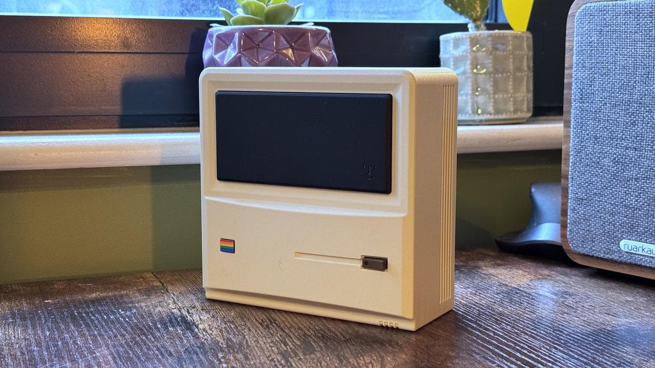 AyaNeo Retro Mini PC AM01 σε ξύλινο γραφείο στο σπίτι