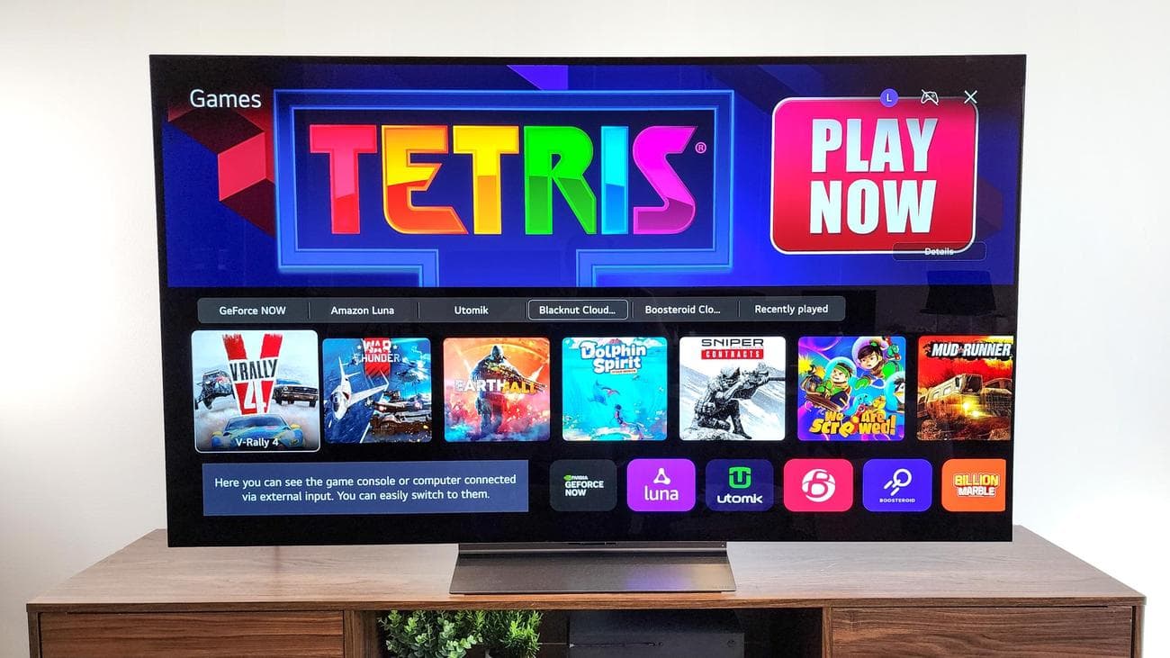 Τηλεόραση LG C4 OLED που εμφανίζεται σε ένα σαλόνι