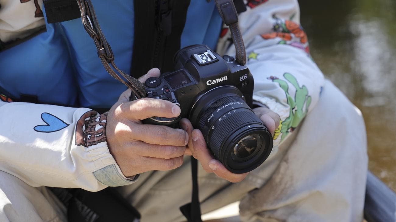 Sigma 18-50mm f/2.8 DC DN Σύγχρονος φακός στο χέρι, προσαρτημένος σε κάμερα Canon EOS R5