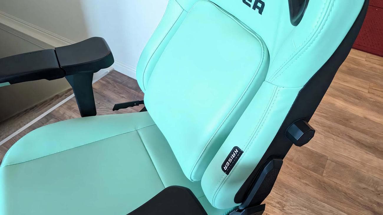 AndaSeat Kaiser 4 pop-out cushion out.