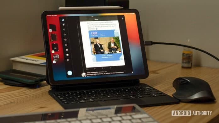 iPad Air 5th gen with stage manager 1