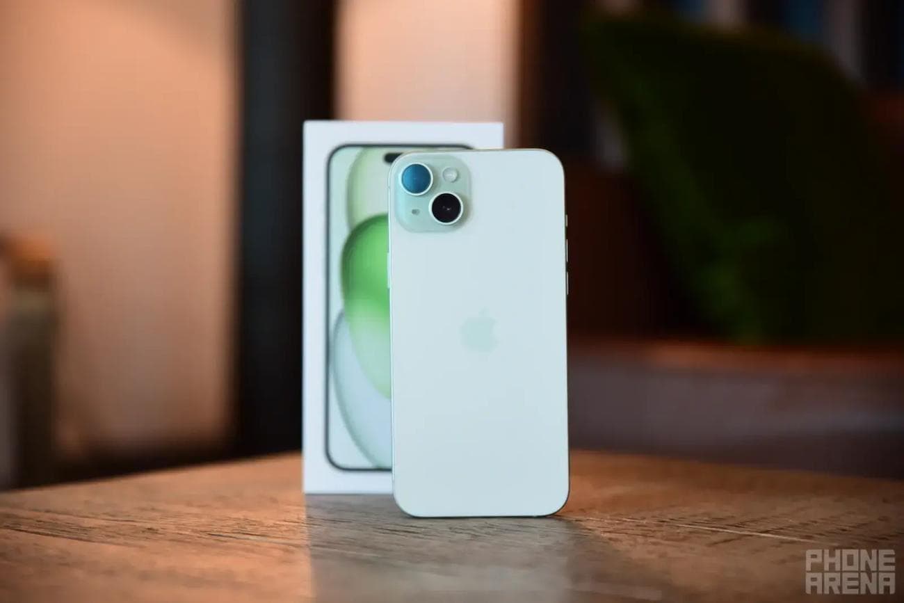 Το iPhone 15 Plus παρουσιάζει το πράσινο χρώμα (Πηγή εικόνας - PhoneArena) - χρώματα iPhone 16: όλες οι φημολογούμενες αποχρώσεις