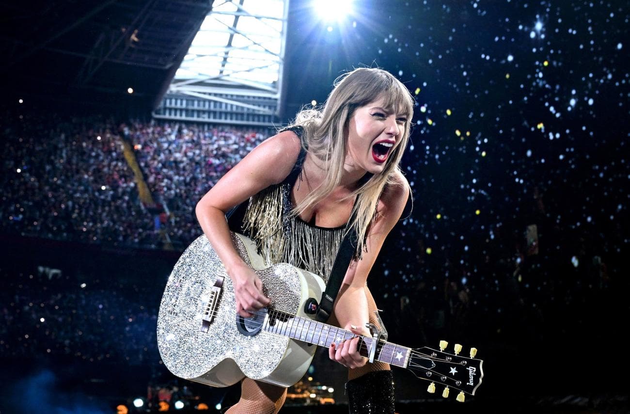Η Taylor Swift παίζει μια στρας κιθάρα, στη μέση της συναυλίας.