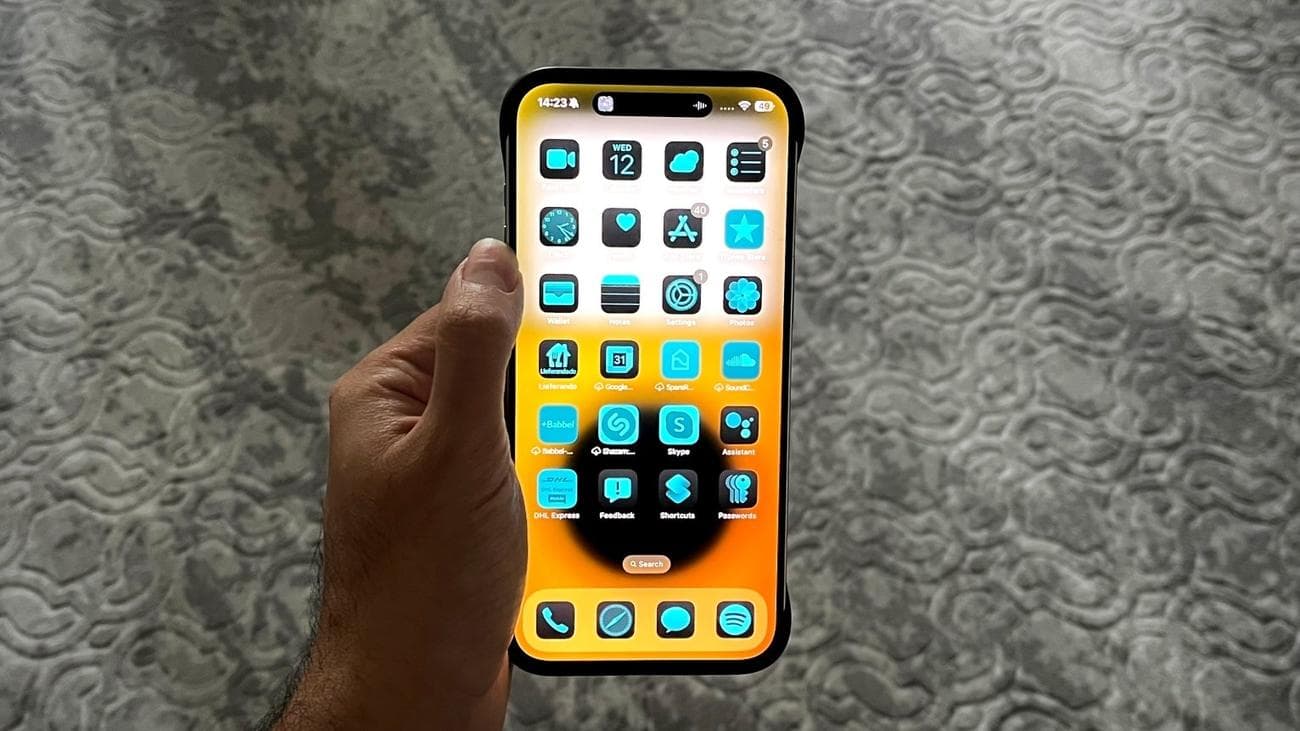 Η αρχική μου οθόνη του iOS 18 με εικονίδια με μπλε χρώμα.  - Το iOS 18 μετέτρεψε το iPhone μου σε κακό τηλέφωνο Android.  αποδεικνύει γιατί η Apple αρνήθηκε να φτιάξει το iPhone "διασκέδαση"