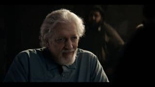 Ο Salvatore Maroni της Clancy Brown κάθεται απέναντι από τον Oz Cobb σε μια φυλακή στην τηλεοπτική σειρά The Penguin