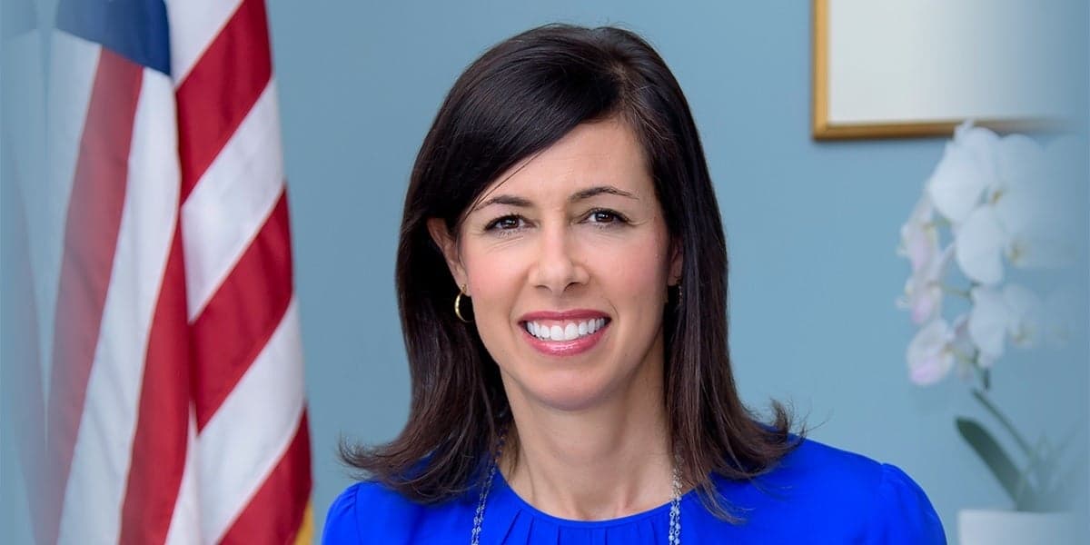 Η πρόεδρος της FCC, Jessica Rosenworcel, πρωτοπορεί καθώς η ρυθμιστική υπηρεσία επιδιώκει να αλλάξει τους κανόνες ξεκλειδώματος smartphone.|Credit image-FCC - Ο προτεινόμενος κανόνας FCC για νέα τηλέφωνα θα δώσει στους καταναλωτές την ελευθερία που λαχταρούσαν