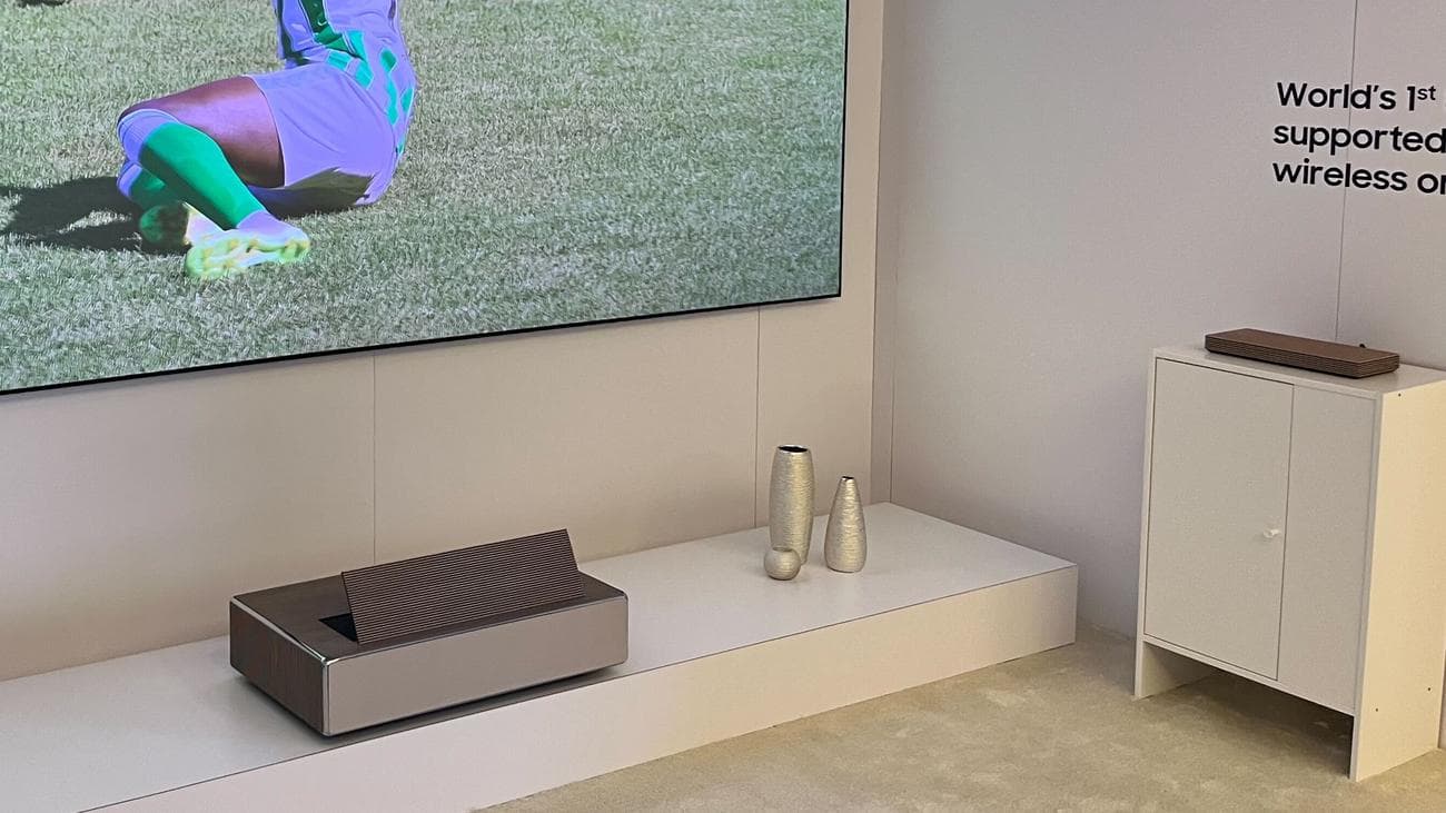 Samsung Το Premiere 8K προβάλλει έναν αγώνα ποδοσφαίρου, με το κουτί ασύρματης σύνδεσης σε ξεχωριστή μονάδα