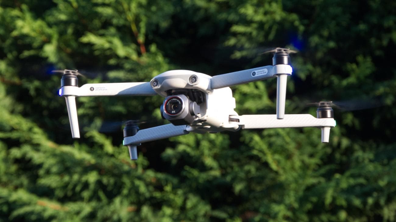 Το drone Autel Evo Lite+ που πετάει έξω μπροστά σε δέντρα