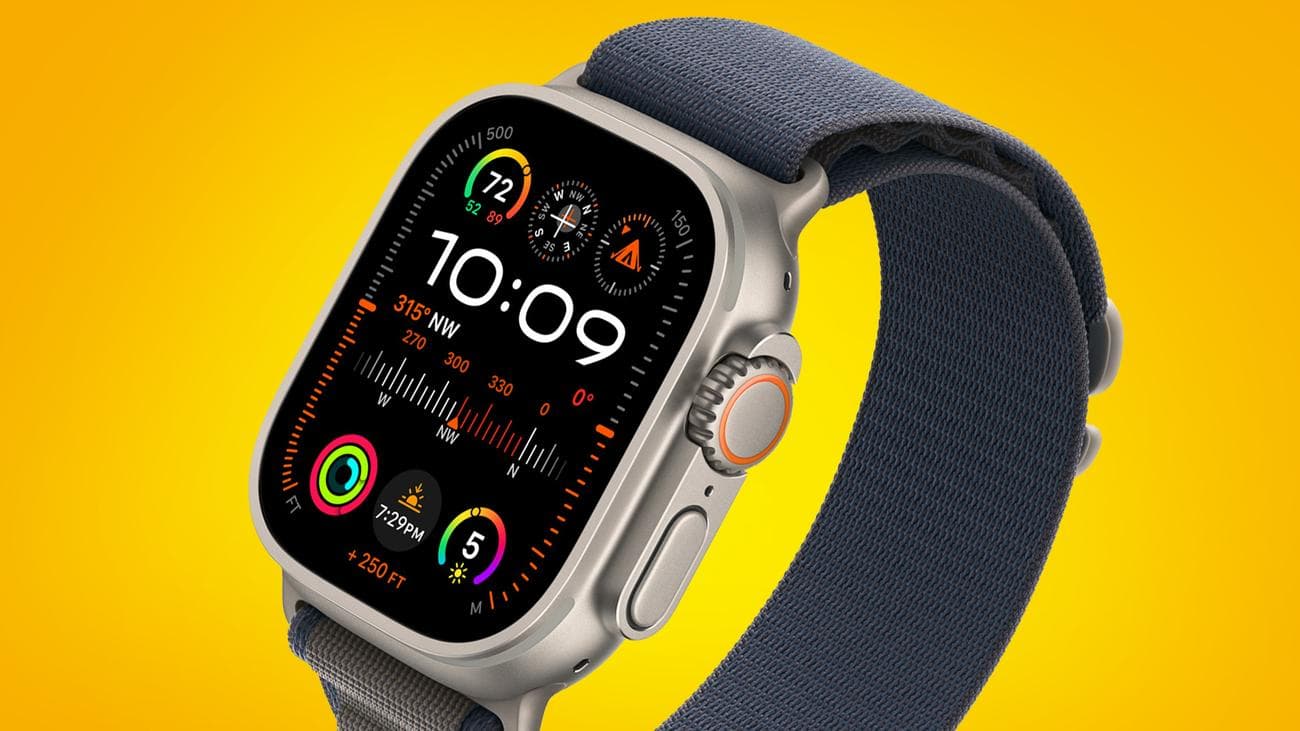 Ένα Apple Watch Ultra 2 σε πορτοκαλί φόντο