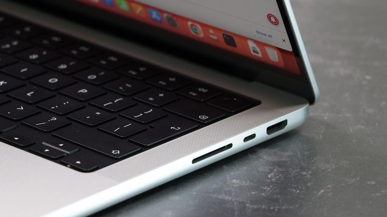 MacBook Pro 14 ιντσών (2023) σε στούντιο από κοντά θύρες