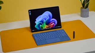 Ένα Microsoft Surface Pro 11 σε ένα γραφείο