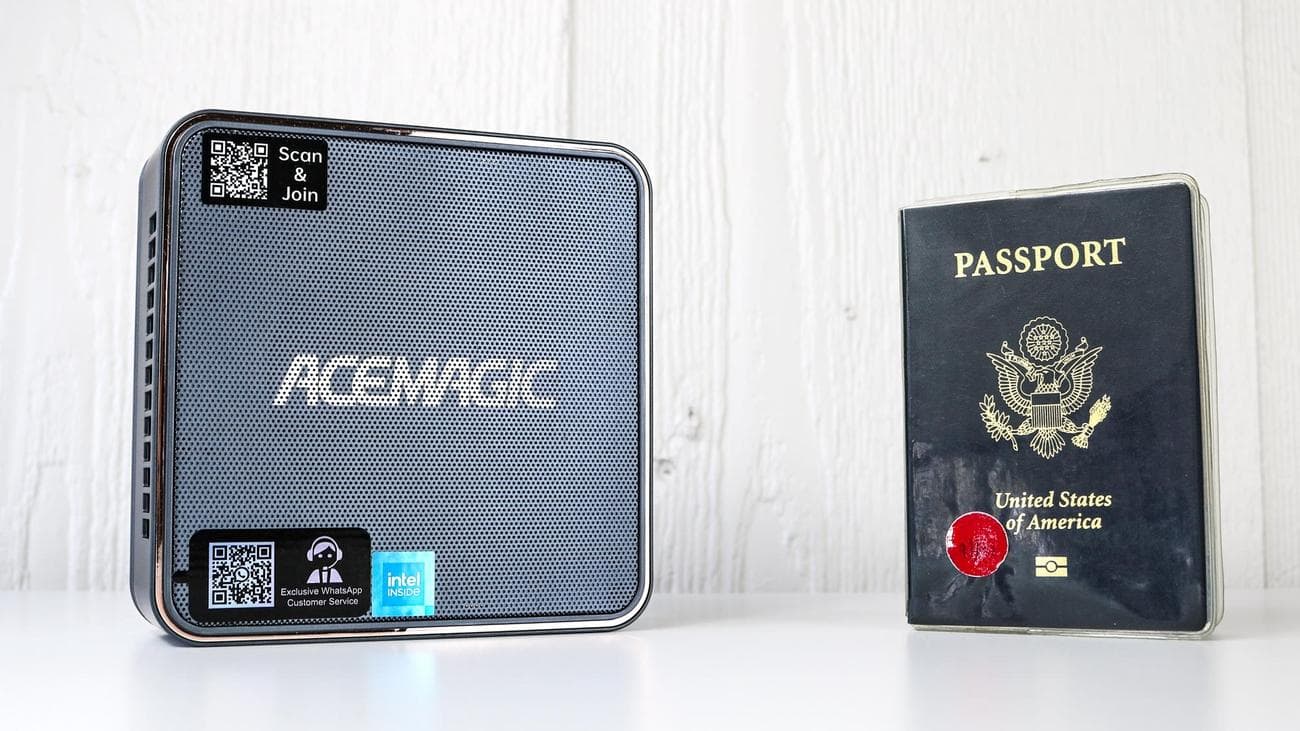 Το ACEMAGIC F2A δίπλα σε διαβατήριο για ζυγαριά
