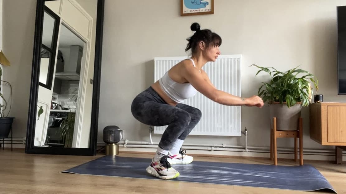 Ο συγγραφέας Sam κάνει squat jump σε χαλάκι γιόγκα στο σπίτι