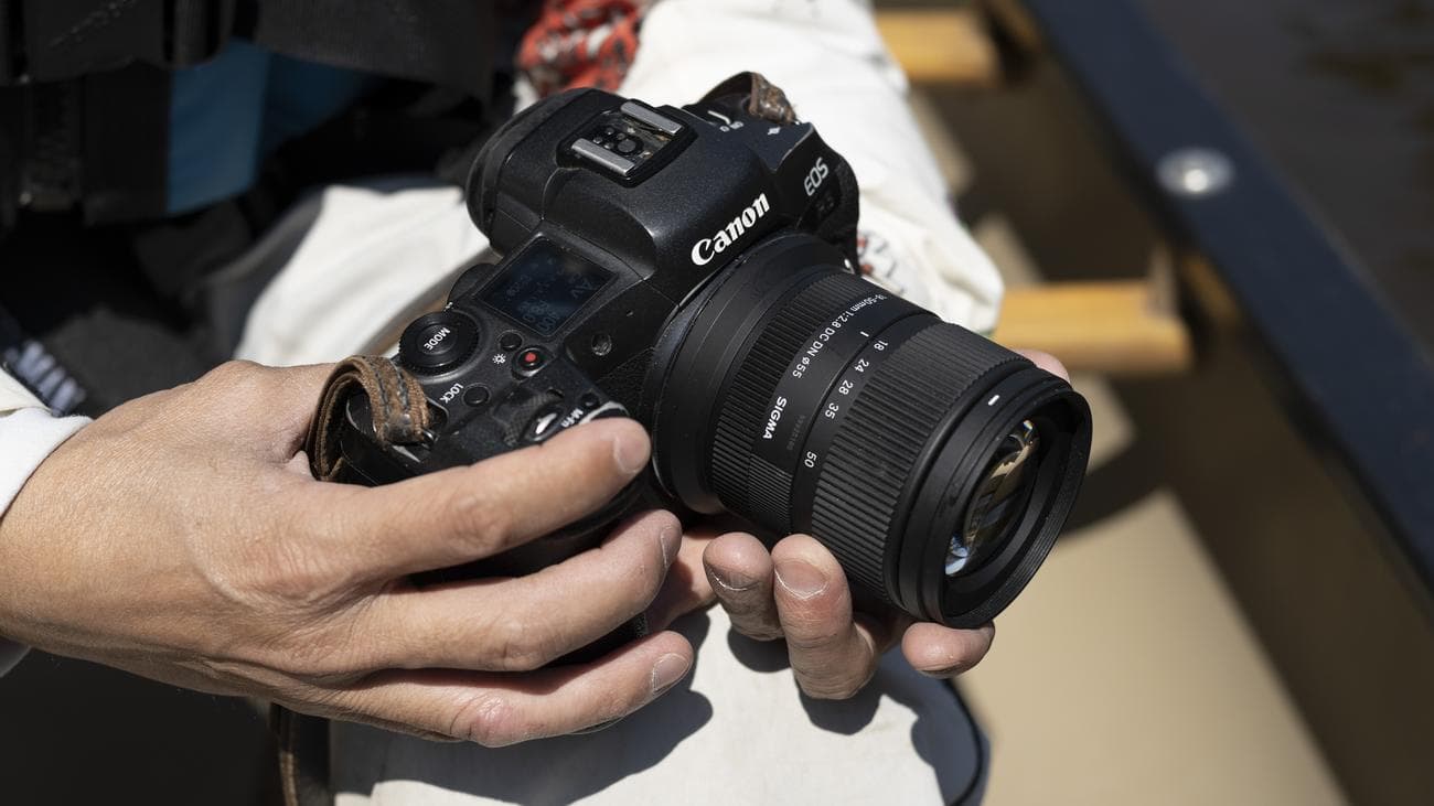 Sigma 18-50mm f/2.8 DC DN Σύγχρονος φακός στο χέρι, προσαρτημένος σε κάμερα Canon EOS R5