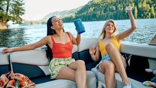 Το Ultimate Ears Everboom κρατιέται από παρευρισκόμενους σε μια βάρκα