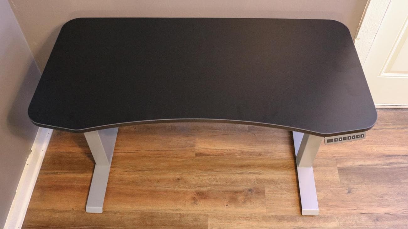Η κοίλη έκδοση του X-Chair Standing Desk σε μαύρο χρώμα φαίνεται από ψηλά