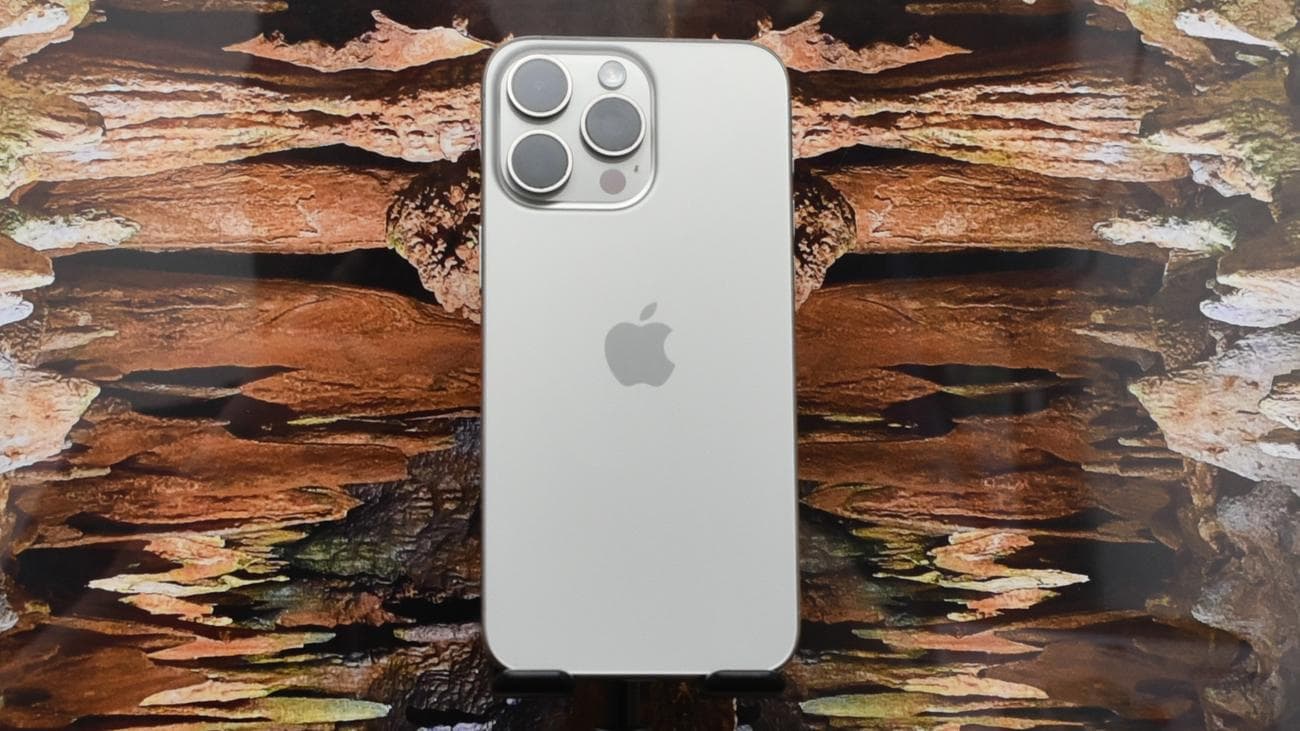 Apple iPhone 15 Pro Max μπροστά από φωτογραφία σταλακτίτη