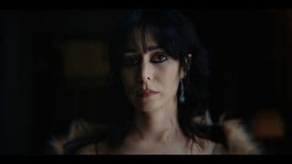 Η Σοφία Φαλκόνε του Cristin Milioti κοιτάζει την κάμερα στην τηλεοπτική εκπομπή The Penguin