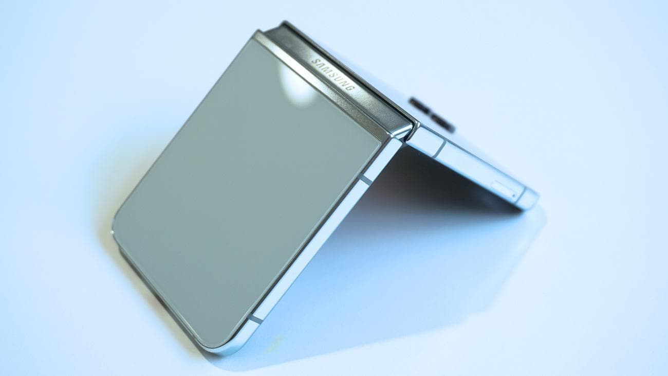 Samsung Galaxy Z Flip 5, μισάνοιχτη πλευρά αναθεώρησης alt