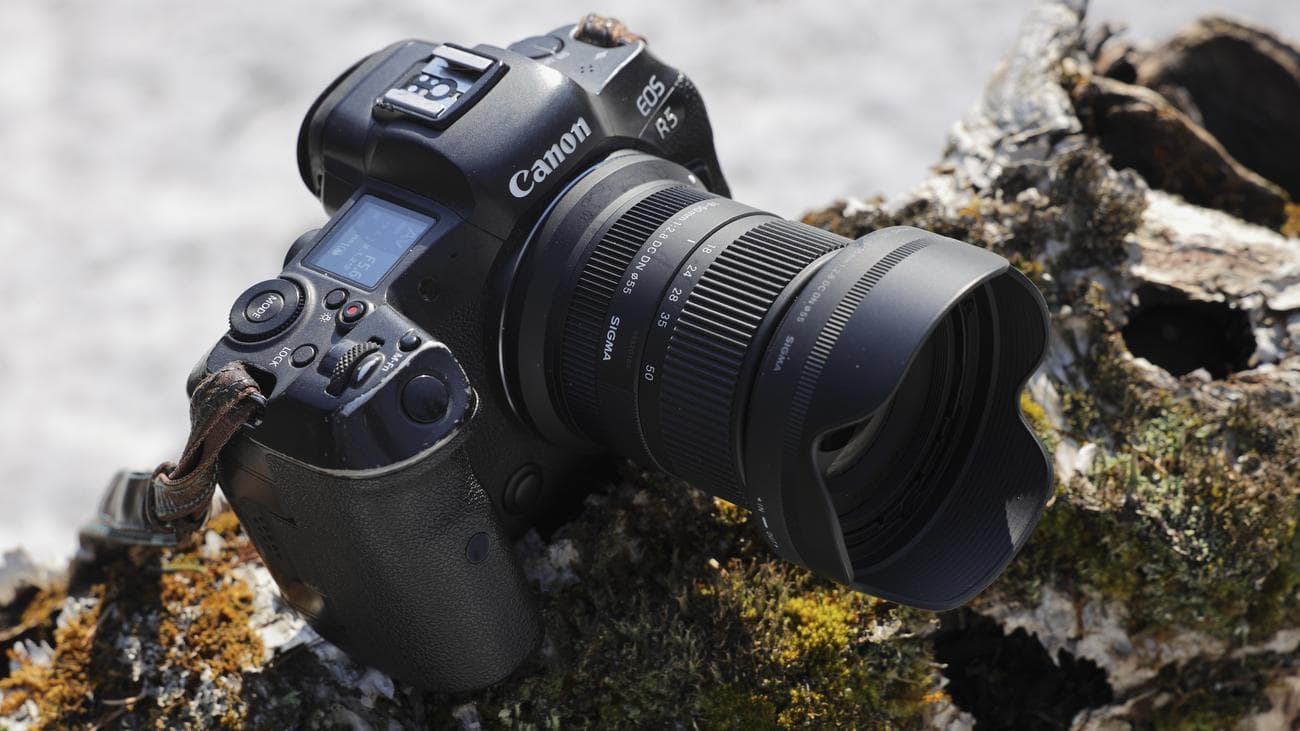 Sigma 18-50mm F2.8 DC DN Σύγχρονος φακός για βάση Canon RF, προσαρμοσμένος σε Canon EOS R5 σε εξωτερικούς χώρους μια ηλιόλουστη μέρα