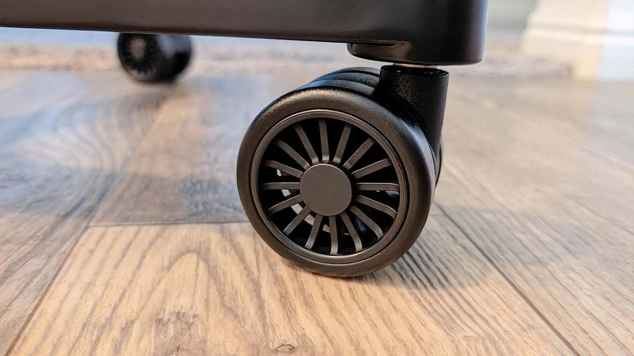 AndaSeat Kaiser 4 wheel. 