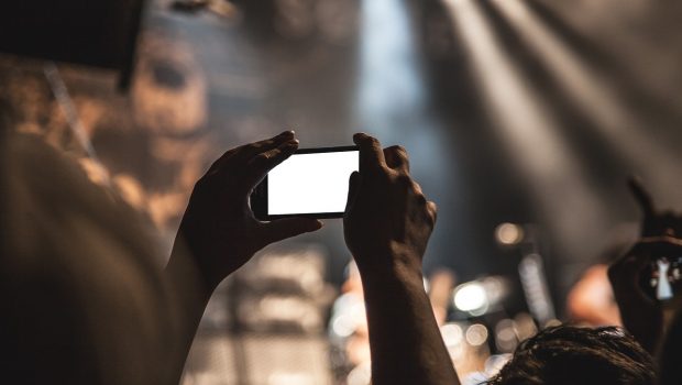 Τα «χαζά κινητά» επιστρέφουν: Είναι τα dumbphones το αντίδοτο στην εξάρτηση;