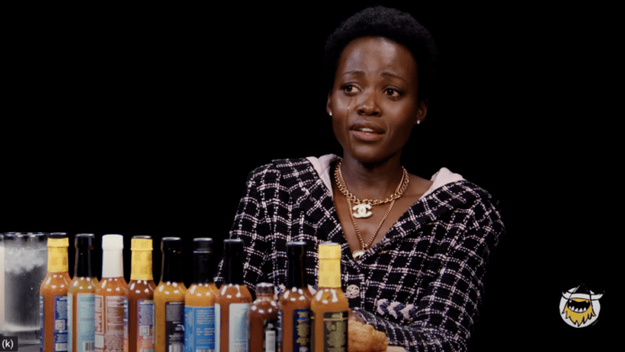 Η Lupita Nyong'o οδηγείται σε πικάντικη απόγνωση στο 