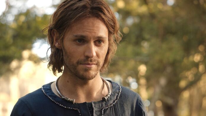 Halbrand (Charlie Vickers) in 