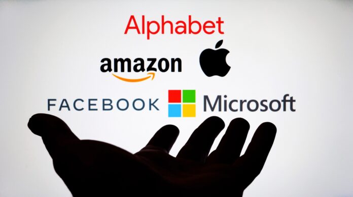 Πόλεμος EE – Big Tech: Γιατί η Κομισιόν κυνηγά τους τεχνολογικούς γίγαντες