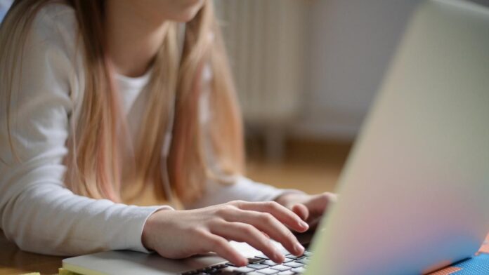 Πώς η online διαφήμιση μπορεί να επηρεάσει την ευημερία των παιδιών