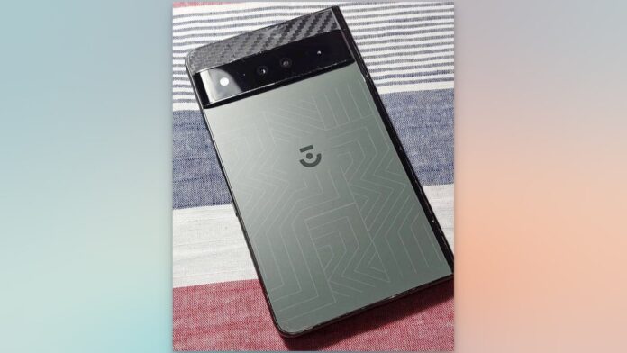 Το ακυρωμένο Pixel Fold από το 2020 μόλις εμφανίστηκε στη φύση και μοιάζει με αναδιπλούμενο Pixel 6
