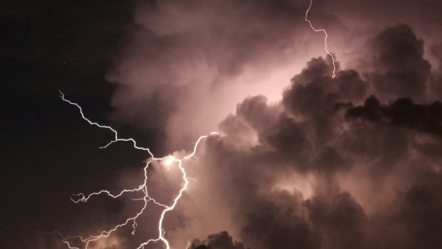 Κλιματική αλλαγή: Τα ακραία καιρικά φαινόμενα διαλύουν την Ευρώπη - Ρεκόρ ζέστης και σφοδρές καταιγίδες