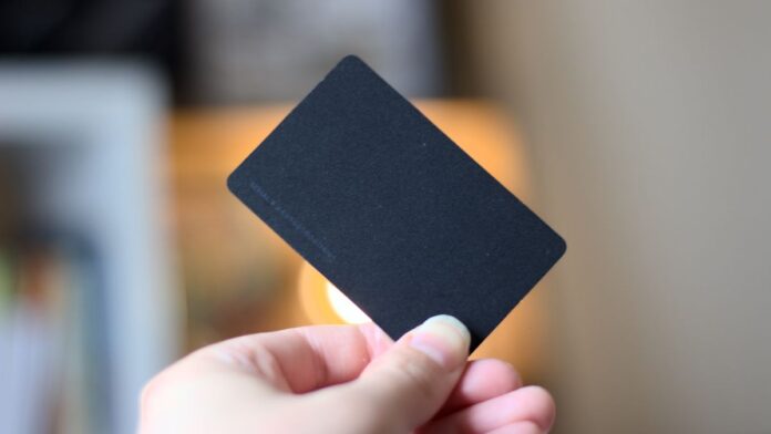 Το Nomad's Tracking Card είναι μια απολαυστικά κομψή λύση σε ένα πρόβλημα που το AirTag δεν μπορεί να λύσει
