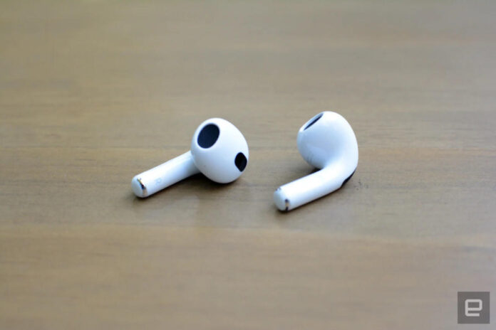 Τα AirPods τρίτης γενιάς της Apple επιστρέφουν στην πώληση στη χαμηλότερη τιμή τους
