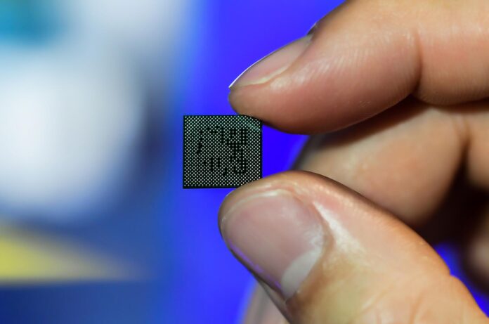 Snapdragon 8 Gen 4 flagships to feature silicon batteries and LPDDR5T RAM