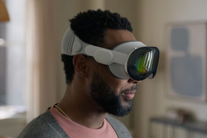 Τα λιγότερο ακριβά ακουστικά «Apple Vision» θα μπορούσαν να απαιτήσουν σύνδεση iPhone, φημολογείται ότι θα κυκλοφορήσει στα τέλη του επόμενου έτους
