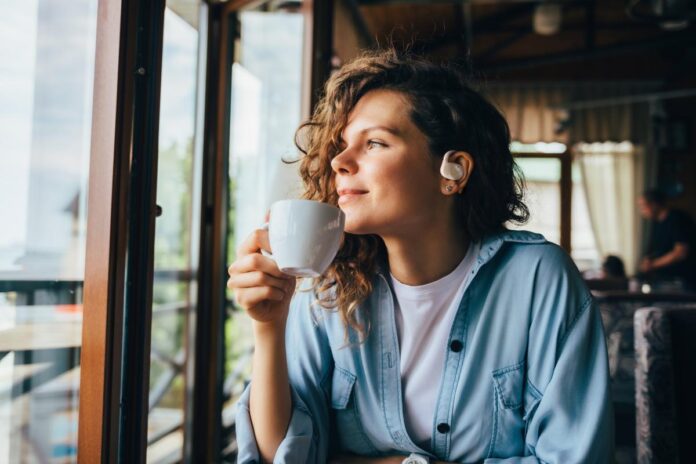 Η Beyerdynamic παρουσιάζει τα πρώτα της αληθινά ασύρματα ακουστικά ανοιχτού αυτιού
