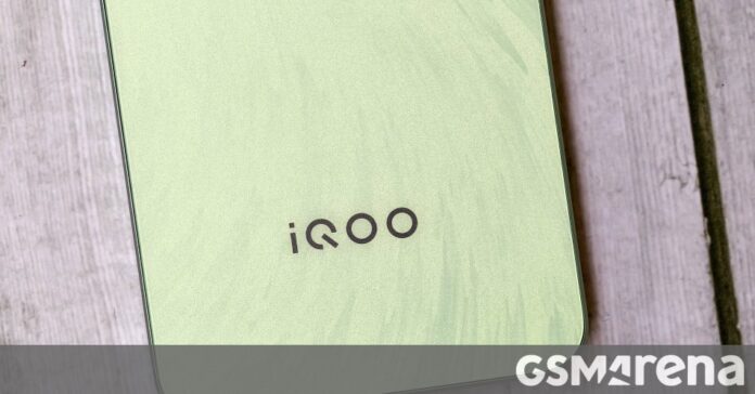 Το iQOO Z9 Lite έρχεται στα μέσα Ιουλίου σε καφέ και μπλε
