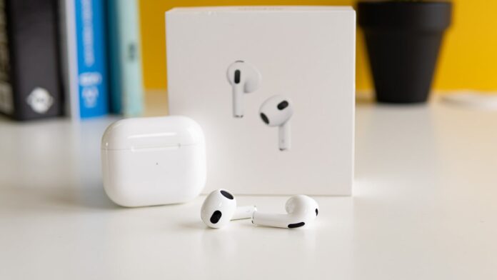 Η Apple θα παράγει μαζικά AirPods με ένα σημαντικό νέο χαρακτηριστικό το 2026

