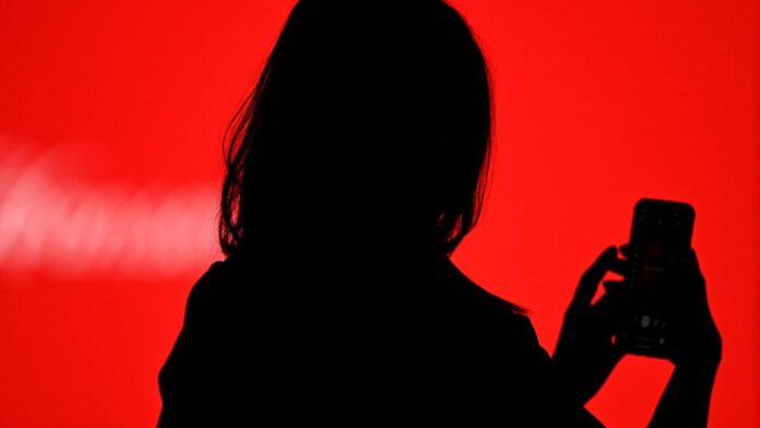 Η FCC θέλει να αναγκάσει τις εταιρείες κινητής τηλεφωνίας να ξεκλειδώνουν τηλέφωνα για τους καταναλωτές
