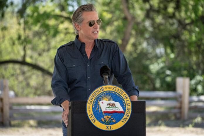 Ο κυβερνήτης της Καλιφόρνια Gavin Newsom θέλει να περιορίσει τη χρήση τηλεφώνου στα σχολεία
