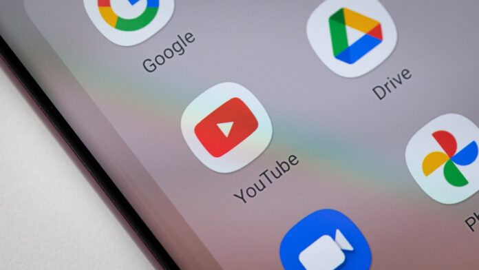 Το YouTube επιτρέπει τελικά στους χρήστες να αναφέρουν τεχνητές τεχνητές πλαστές του εαυτού τους
