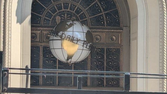 Την κατασκευή της Daily Planet παρουσιάζουν εικόνες από το πλατό του 